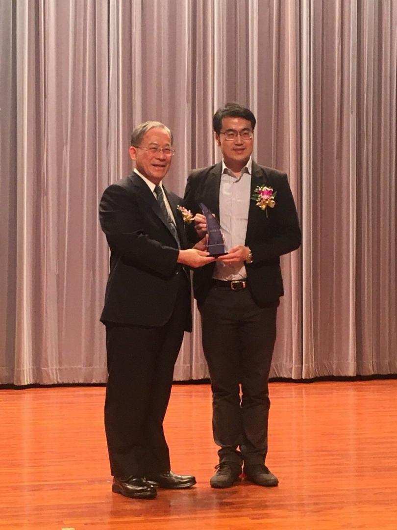 高雄市議會秘書長陳順利（左）頒獎給優尼克生技董事營運總監馬瑞彣。